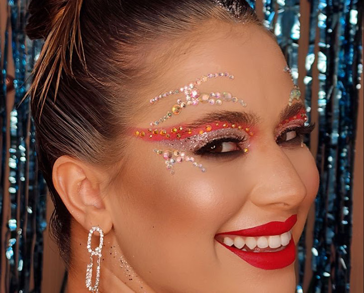 Glitter no Carnaval: Especialista orienta cuidados com a pele