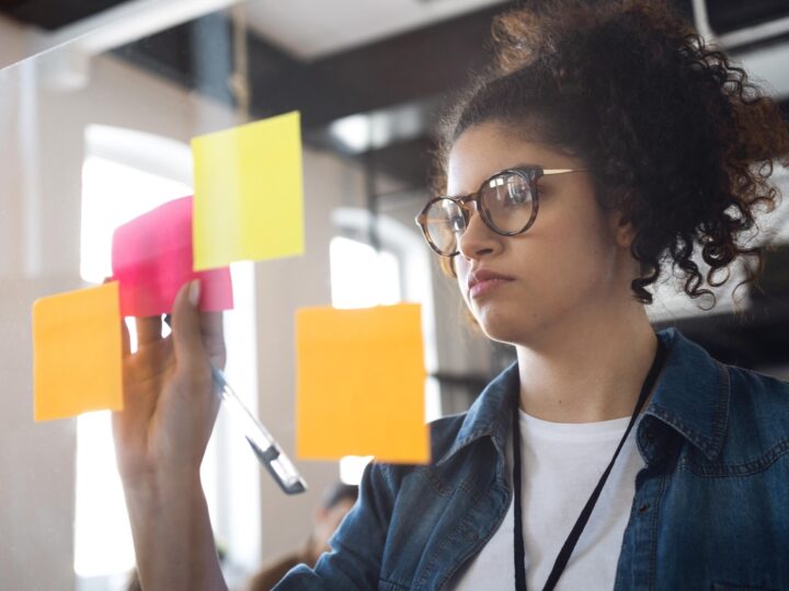 Compras antecipadas de brindes evitam atrasos e taxas de urgência