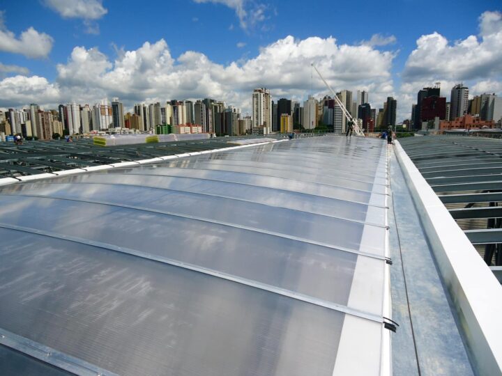 Demanda por iluminação natural cresce e reduz custos operacionais em grandes empresas