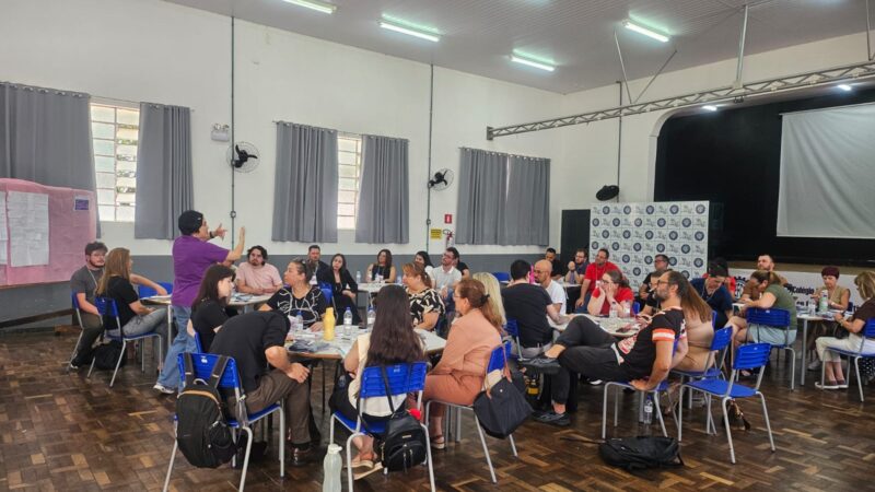 Com 58% dos docentes sem capacitação no país, Paraná promove formação presencial para 310 professores