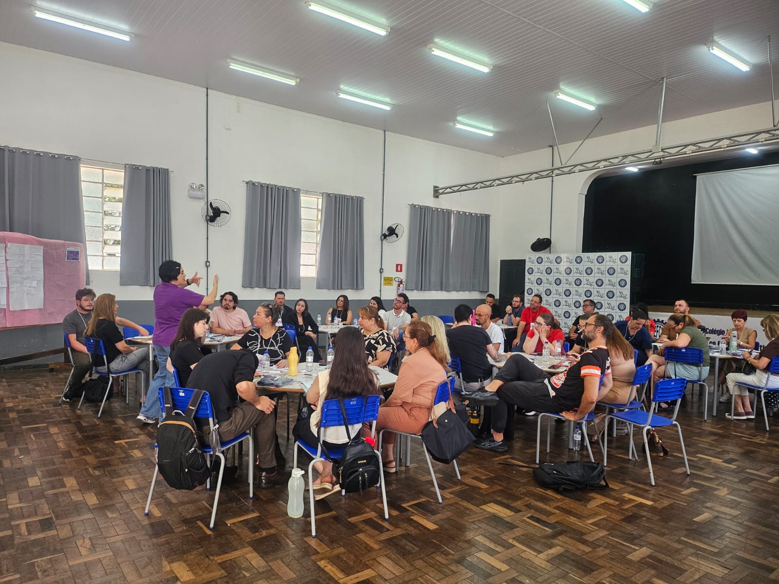 Com 58% dos docentes sem capacitação no país, Paraná promove formação presencial para 310 professores