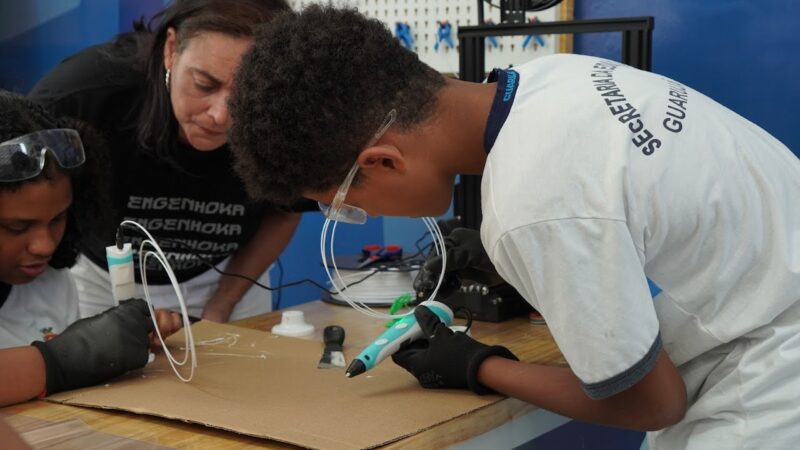 Projeto Engenhoka leva aulas gratuitas de arte e robótica para alunos de escola pública de Curitiba
