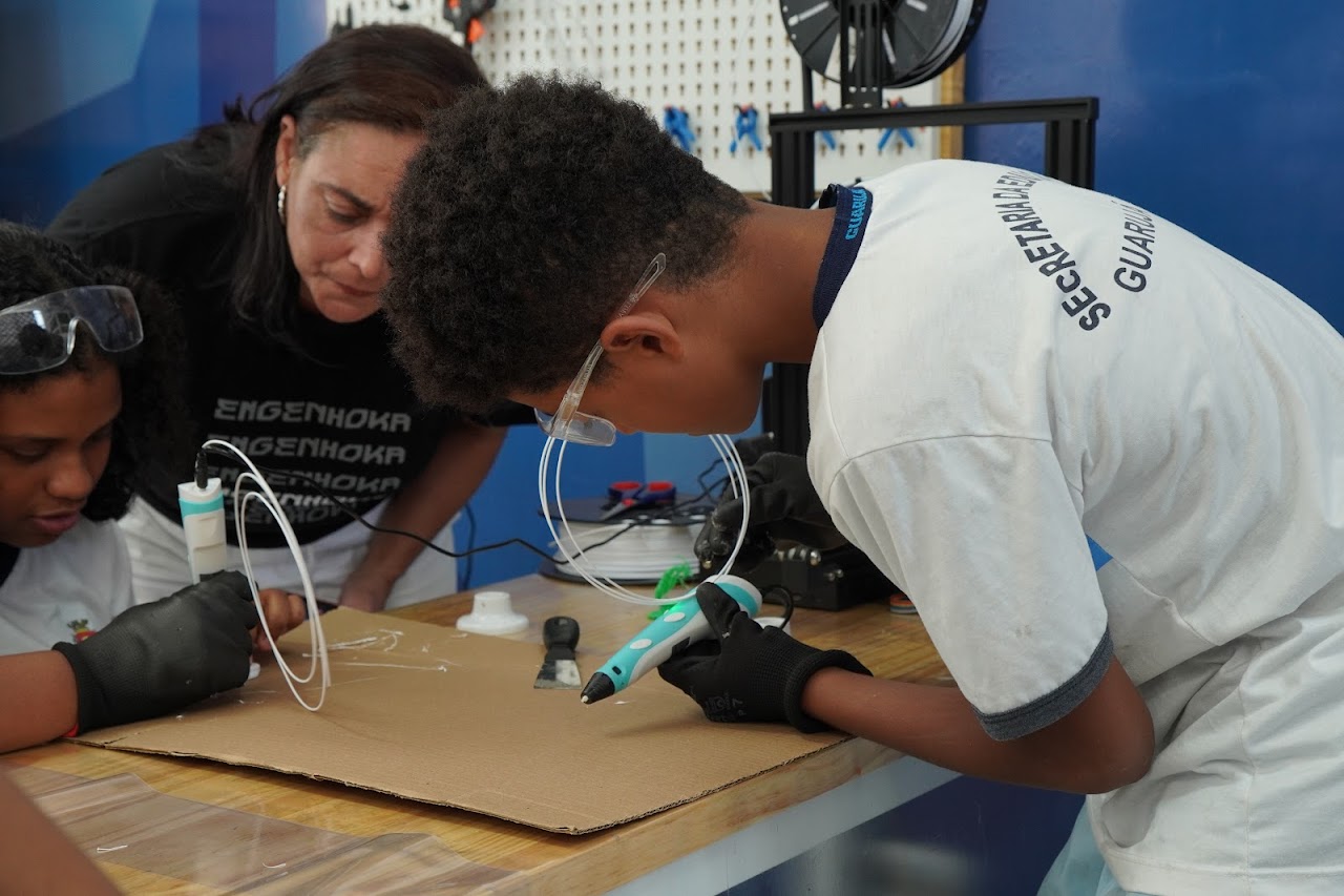 Projeto Engenhoka leva aulas gratuitas de arte e robótica para alunos de escola pública de Curitiba