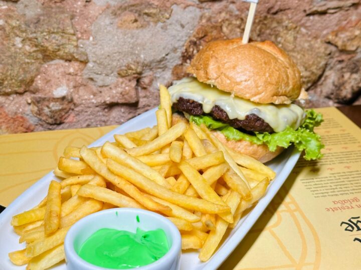 Quintal do Monge celebra St. Patrick com promoções especiais e show de Dandones