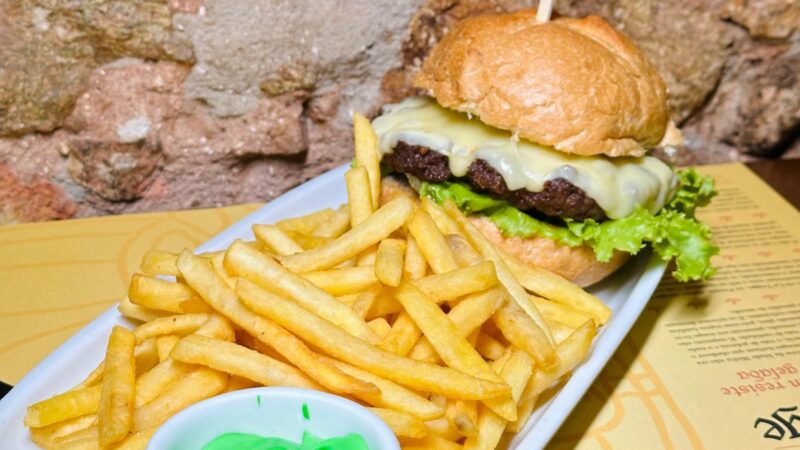 Quintal do Monge celebra St. Patrick com promoções especiais e show de Dandones