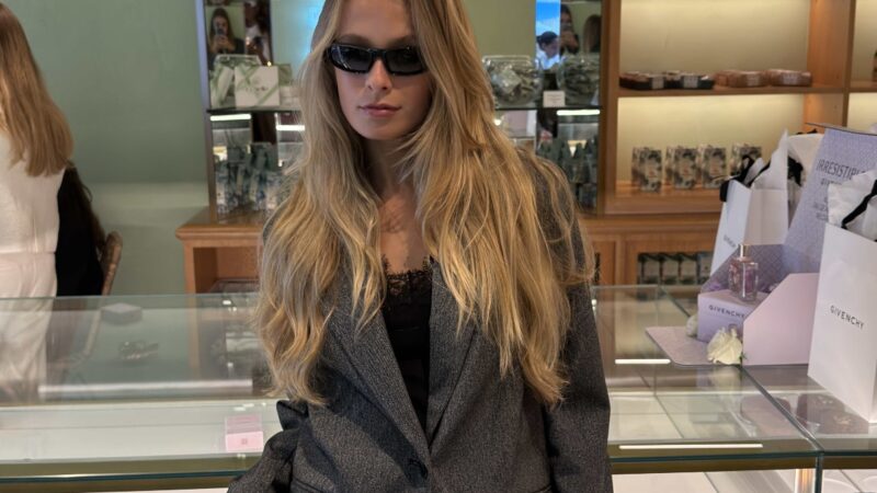 Modelo Marina Paciornik participa do encontro exclusivo que marcou o lançamento de nova fragrância no Brasil