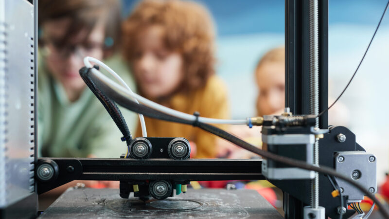 VIVA Inteligência Educacional fecha parceria com Creality