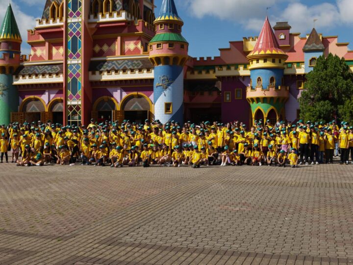 Postos Pelanda levam 150 crianças e famílias ao Beto Carrero World em ação que incentiva educação