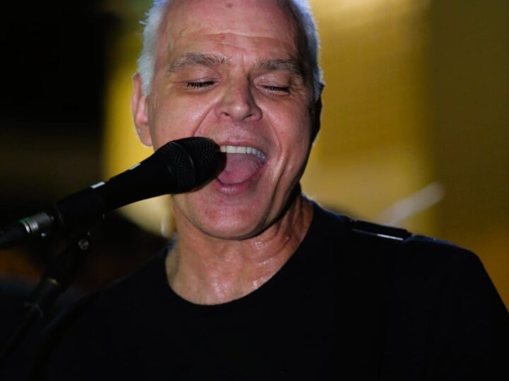 Quinta-feira no Quintal do Monge: Kadu Lambach, ex-Legião Urbana, embala a noite com pop rock e promoção de chopp