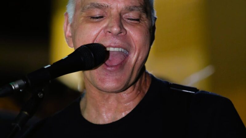 Quinta-feira no Quintal do Monge: Kadu Lambach, ex-Legião Urbana, embala a noite com pop rock e promoção de chopp