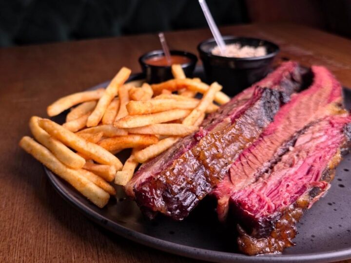 Eagle BBQ & Burger aposta no churrasco texano com carnes defumadas de verdade em Curitiba