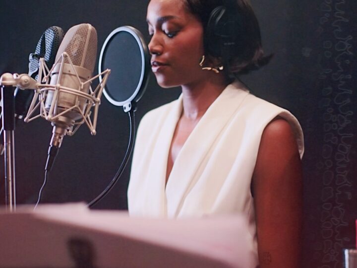 Natura celebra a maternidade com campanha emocionante estrelada por Iza