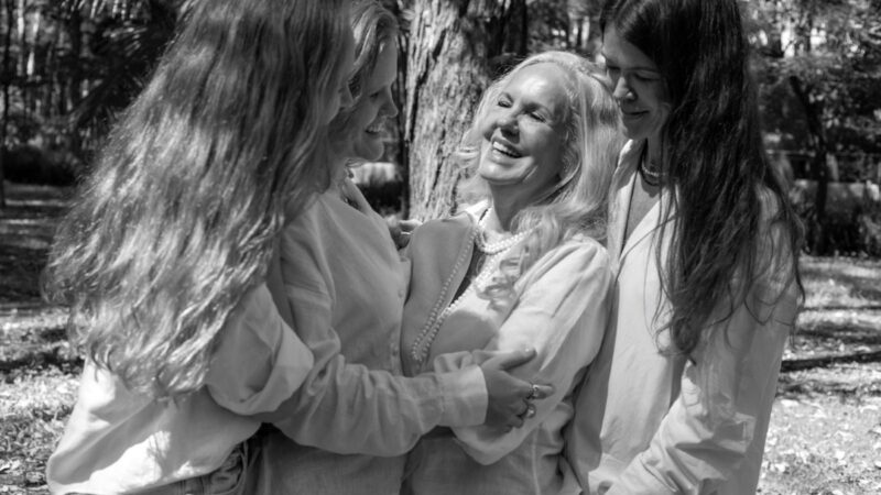 Praça em SP recebe exposição sobre vida urbana em família