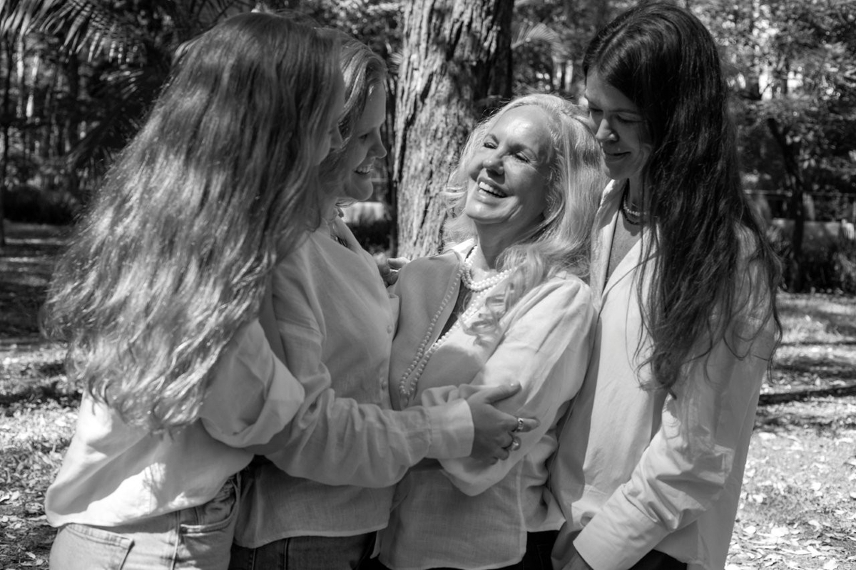 Praça em SP recebe exposição sobre vida urbana em família