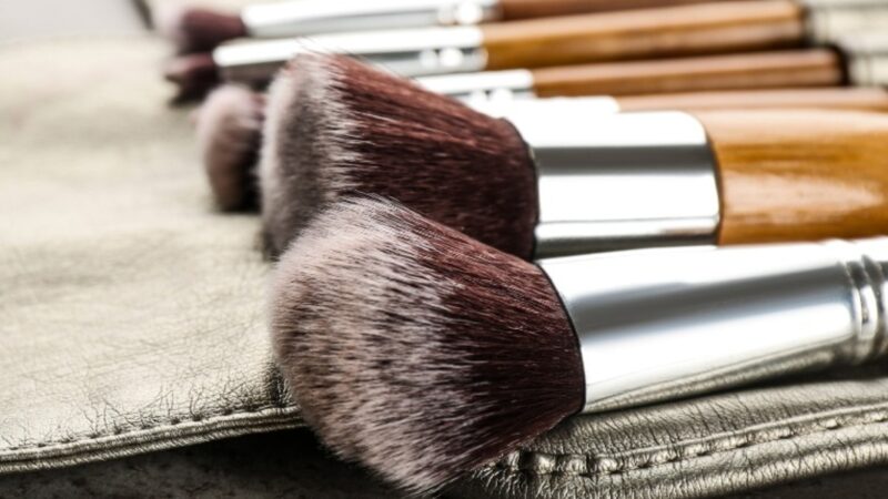 Higienização de pincéis de maquiagem ganha importância