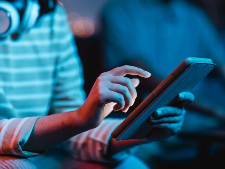 Marista Brasil lança podcast para conscientizar famílias e jovens sobre cuidados no ambiente digital