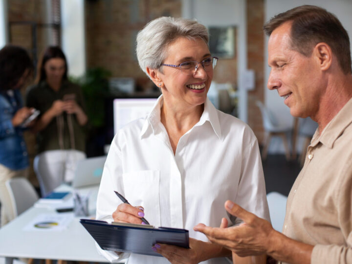 Profissionais 50+ ganham espaço em empregos de base