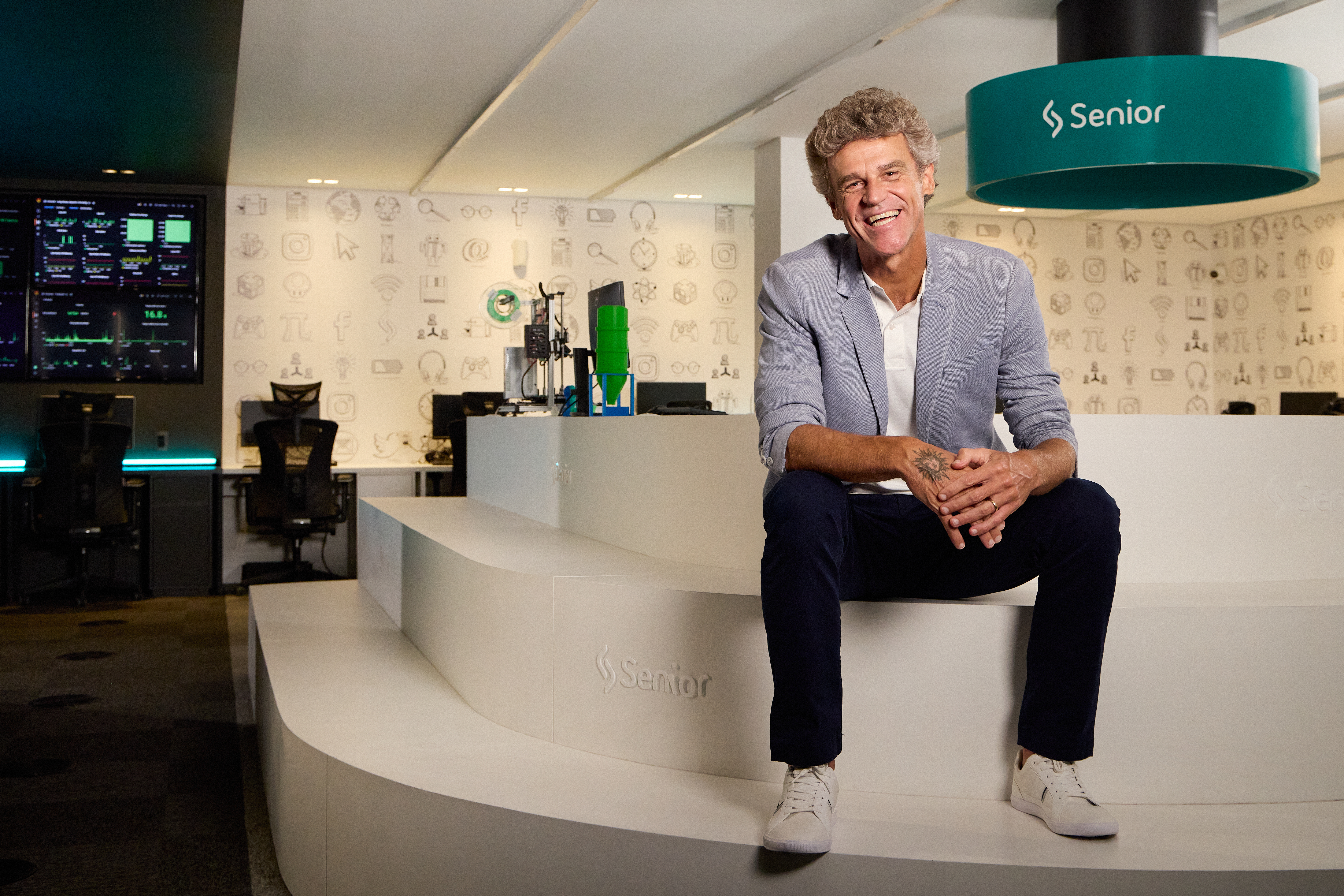 Senior leva Guga da quadra para o universo dos negócios em nova fase de campanha