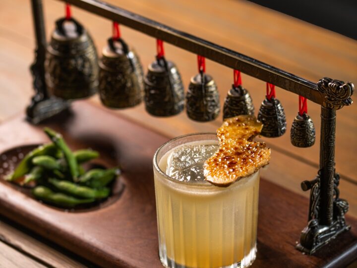 Dia Mundial do Whisky: coquetelaria criativa transforma o destilado em experiência no rooftop mais charmoso de Curitiba