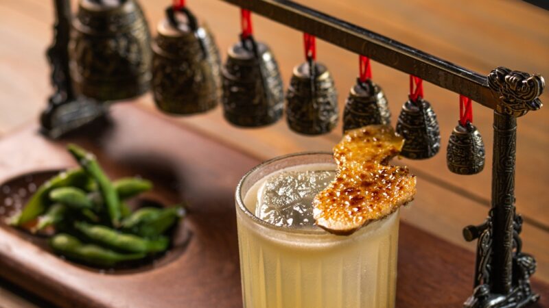 Dia Mundial do Whisky: coquetelaria criativa transforma o destilado em experiência no rooftop mais charmoso de Curitiba