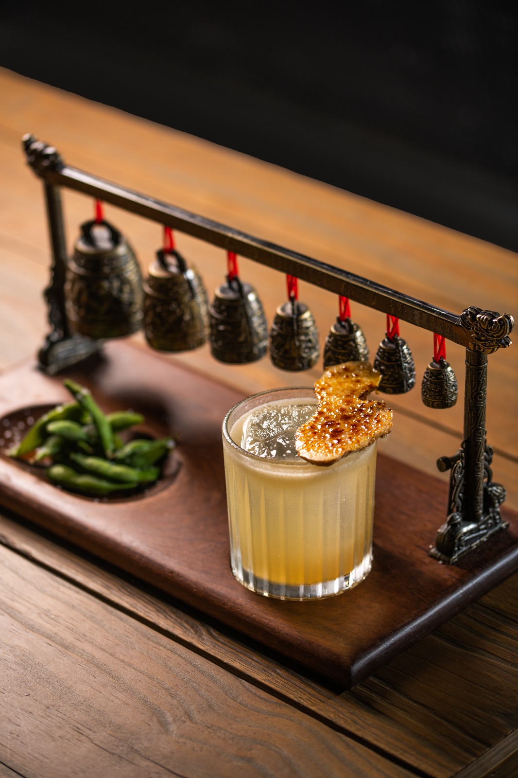 Dia Mundial do Whisky: coquetelaria criativa transforma o destilado em experiência no rooftop mais charmoso de Curitiba