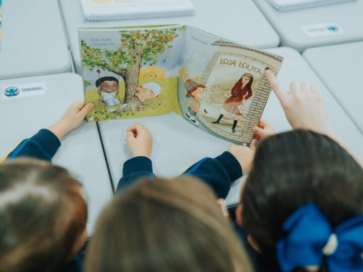 Cantinho de leitura atrai visitantes na Bett Brasil 2026
