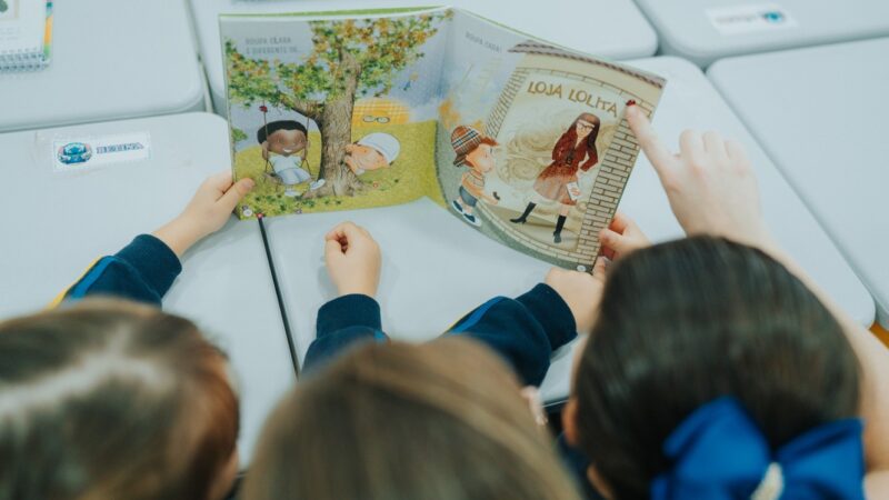 Cantinho de leitura atrai visitantes na Bett Brasil 2026