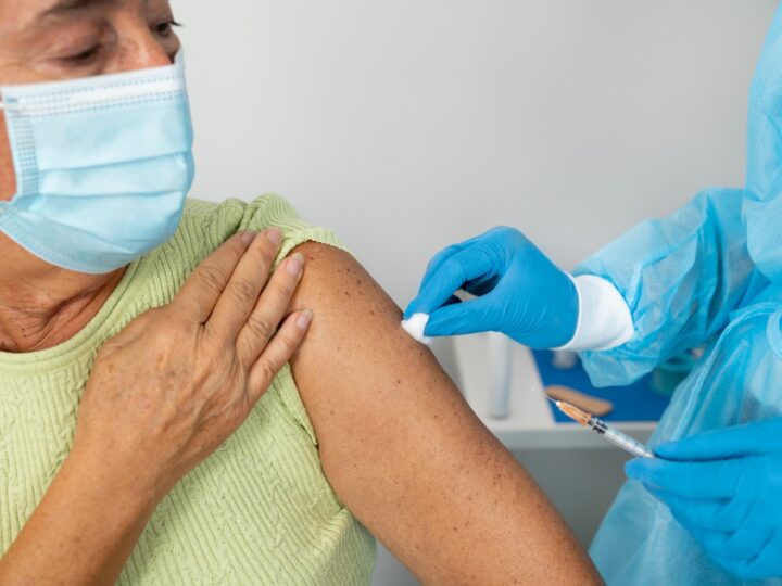 Vacinação em pacientes com câncer reduz internamentos e mortalidade