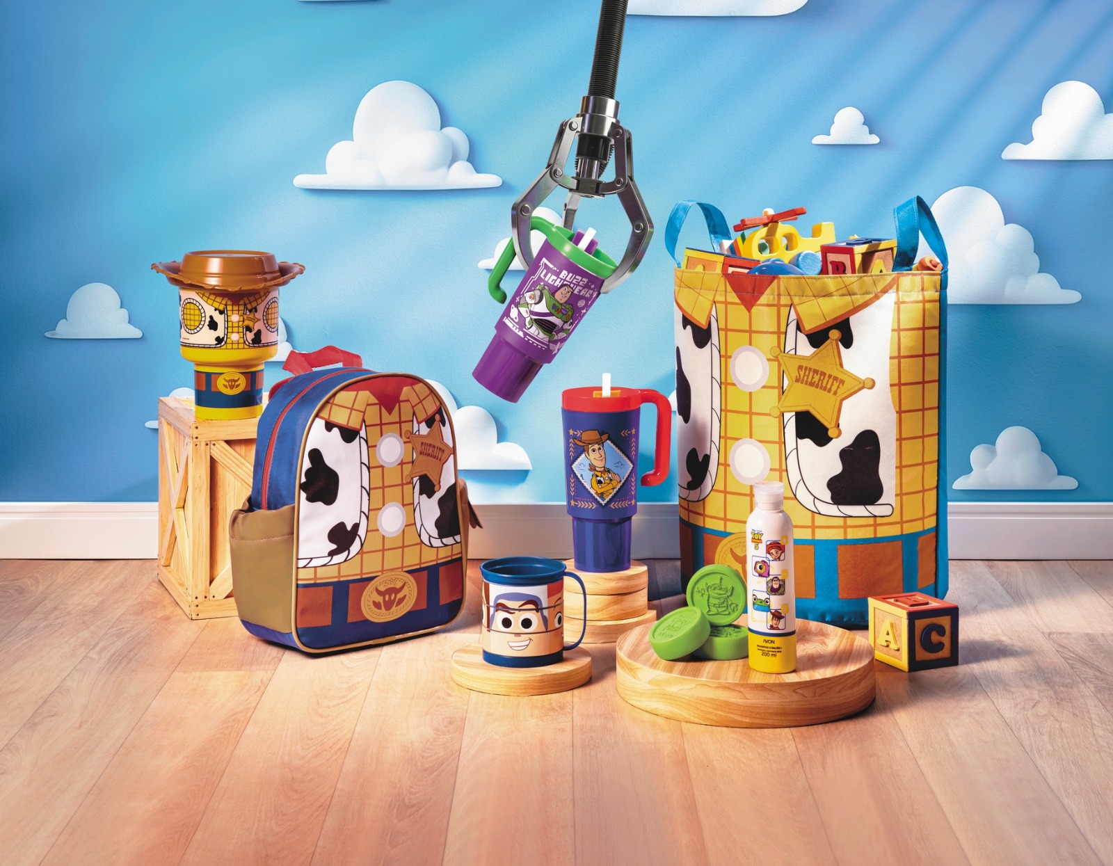 Avon e Casa & Estilo lançam coleção inspirada em Toy Story 5, da Disney e Pixar