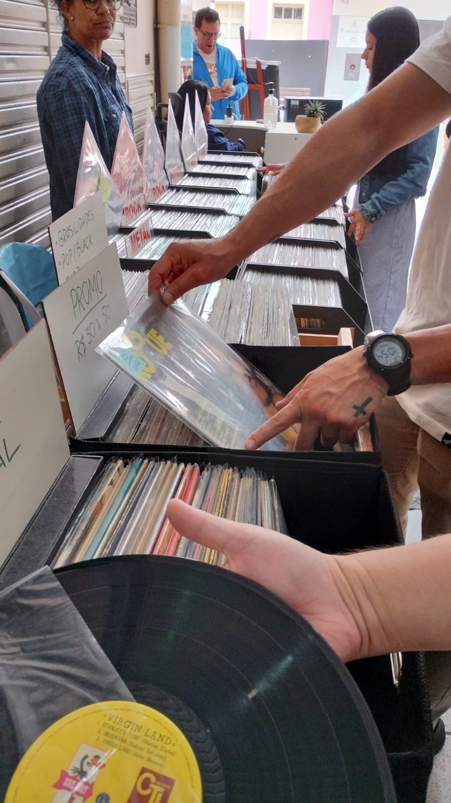 Feira do Vinil reúne mais de 5 mil discos e serviço de avaliação no Shopping Crystal