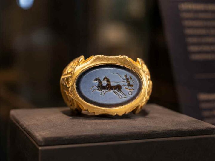Caminhoneiro encontra anel romano raro com mais de 1.700 anos