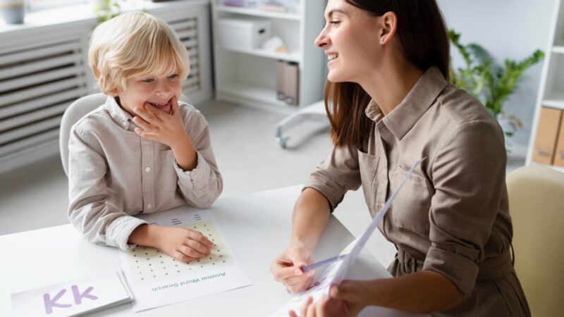 Dificuldade para falar, entender ou escrever pode indicar afasia, alteração neurológica da linguagem