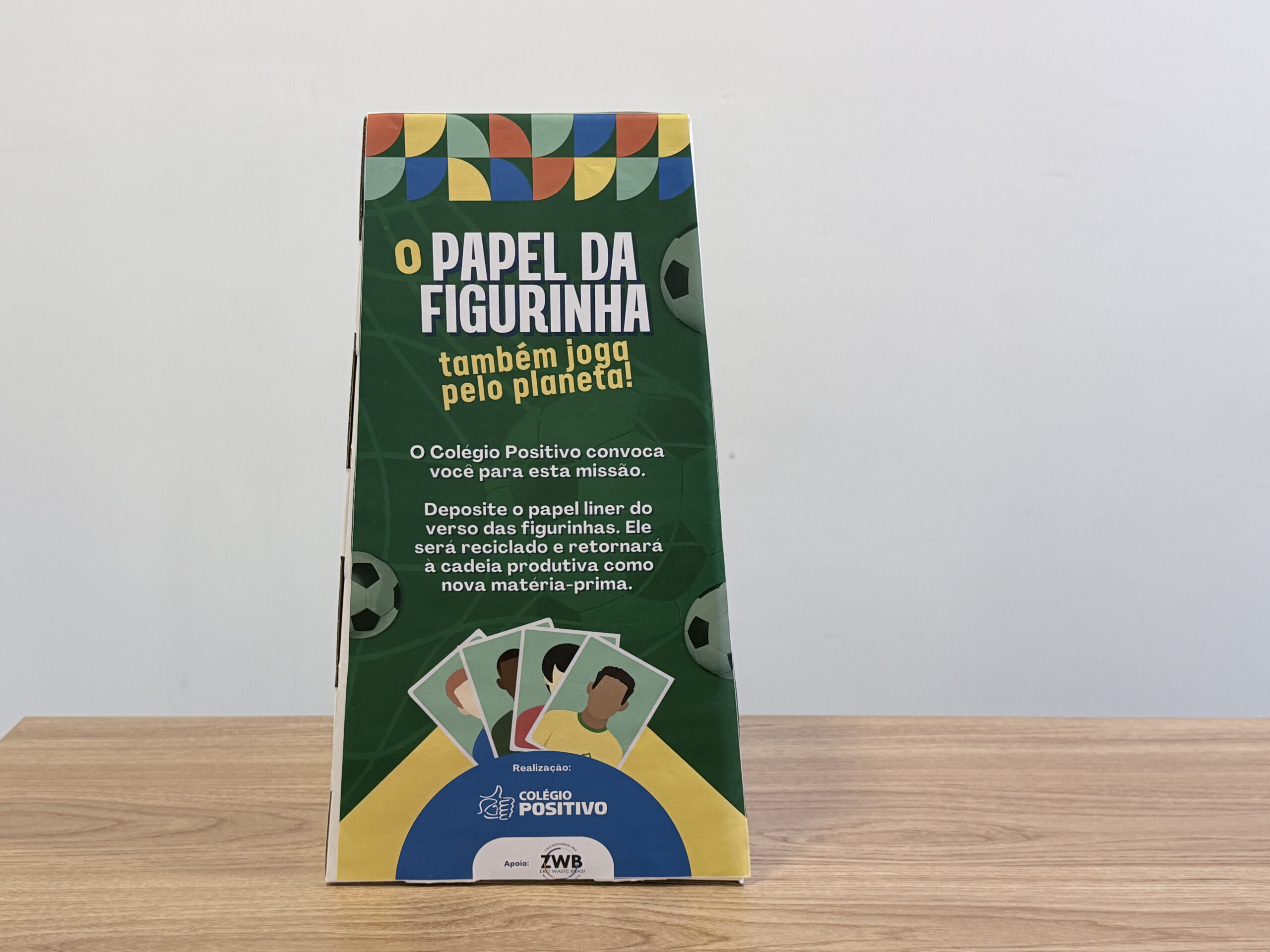 Papel de figurinha da Copa leva até 100 anos para se decompor; Colégio Positivo cria ponto de coleta