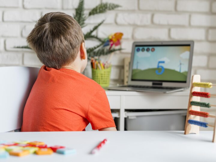 Da caixa de brinquedos às telas: o que Toy Story nos ensina sobre a infância na Era Digital