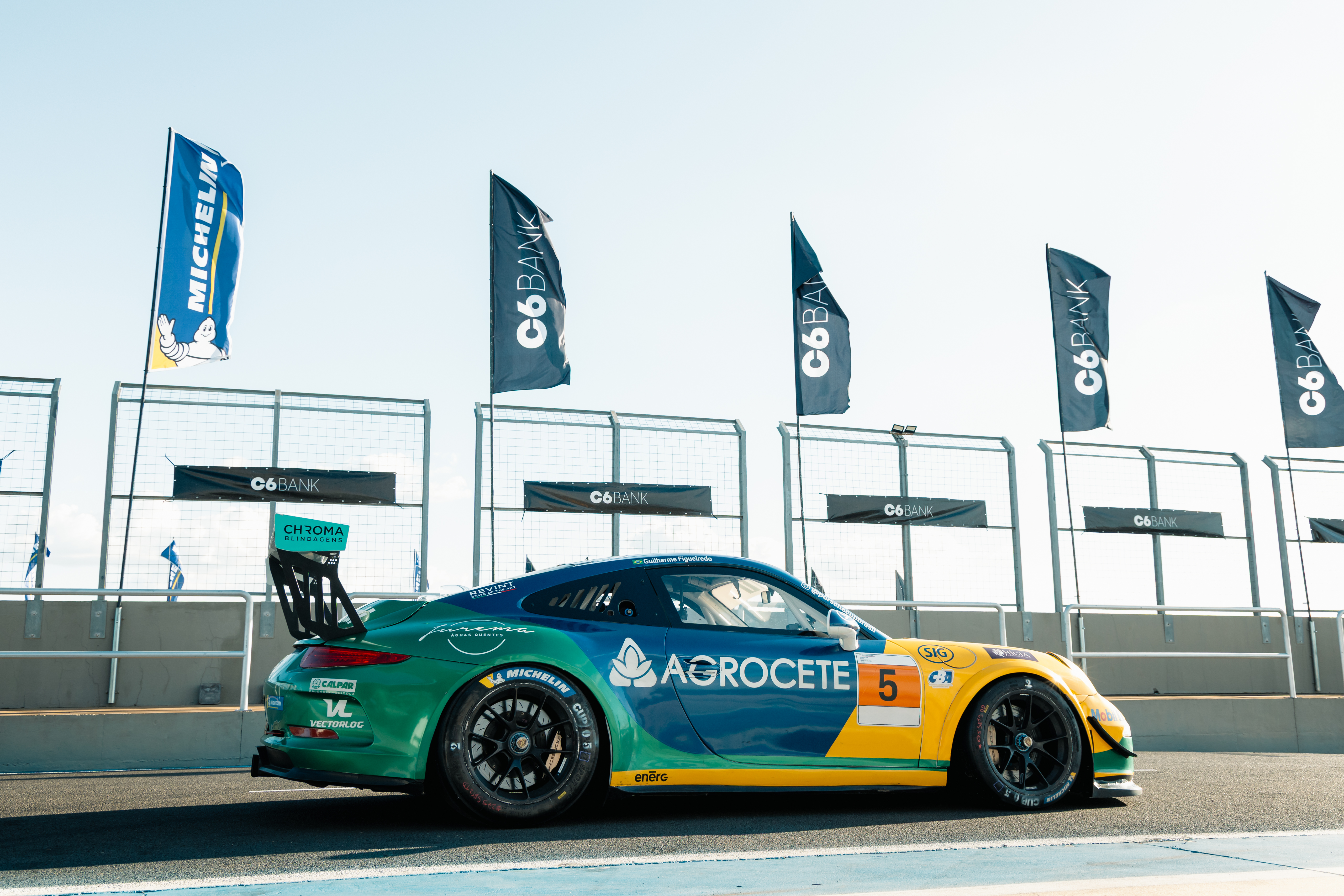 Plaza Campos Gerais recebe exposição inédita da Porsche Cup Brasil neste fim de semana
