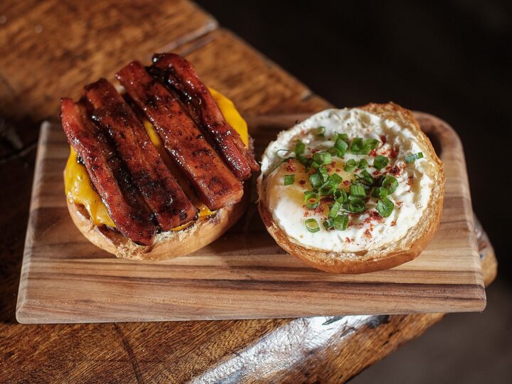 Hamburgueria autoral BRUTTUS celebra Dia do Bacon