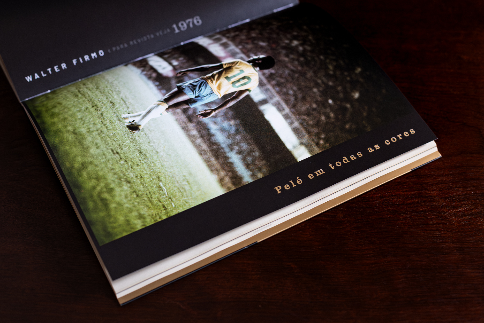 Livro revela as histórias por trás de 10 fotografias icônicas do Rei do Futebol