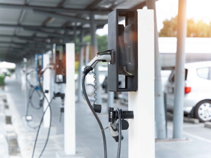 Expansão da rede de eletropostos impulsiona viagens com veículos elétricos no Brasil