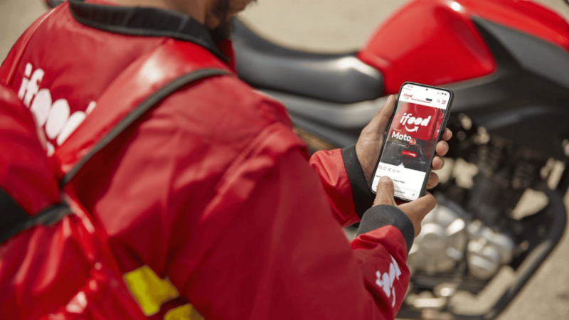 iFood oferece educação para 16 mil entregadores e familiares