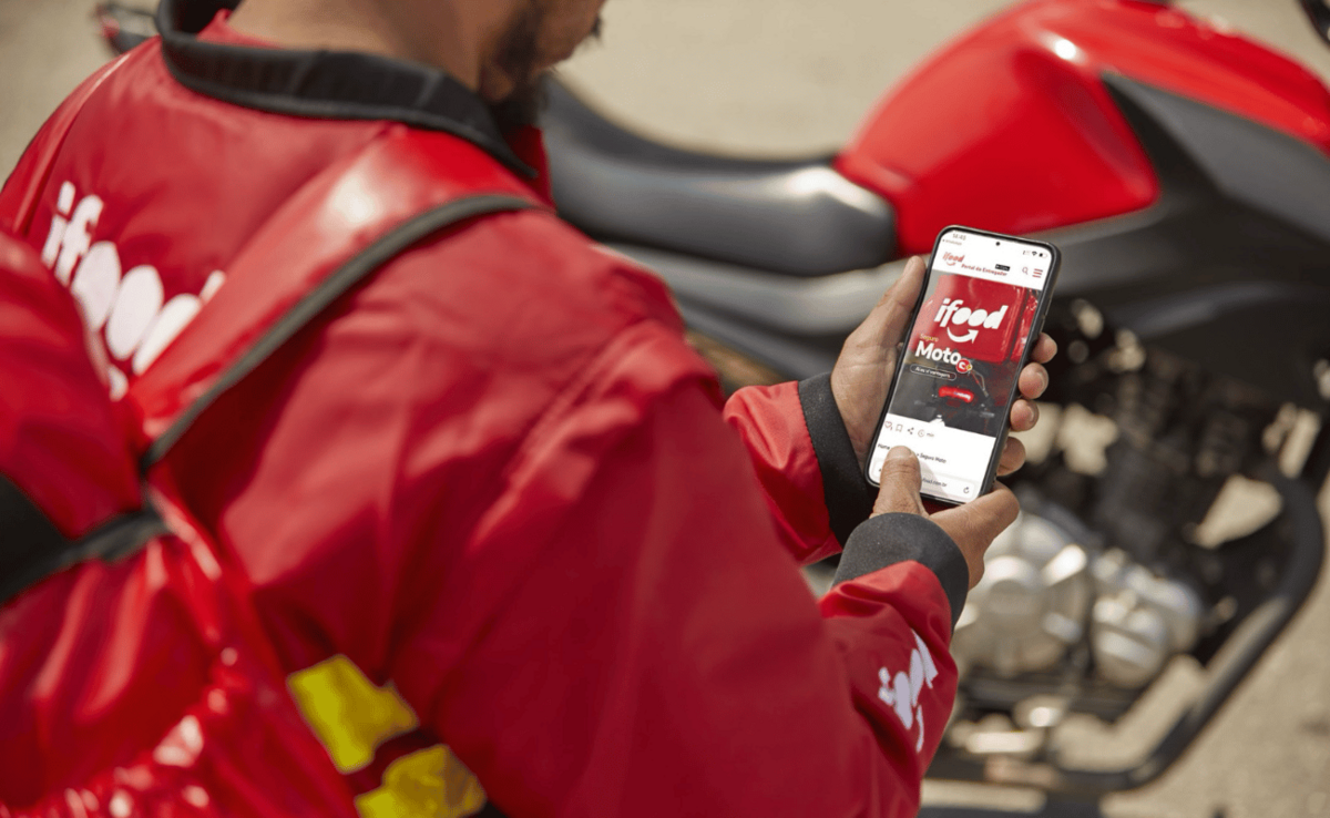 iFood oferece educação para 16 mil entregadores e familiares