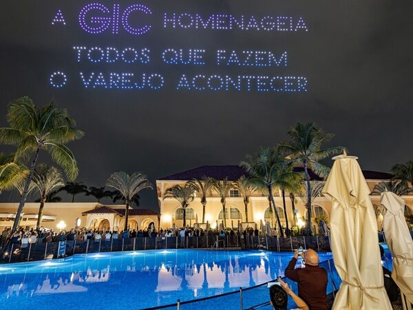Show de drones da GIC homenageia Varejo e ABRAS