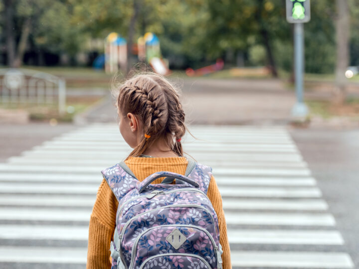 Crianças aprendem regras de trânsito em uma “mini cidade” montada dentro da escola