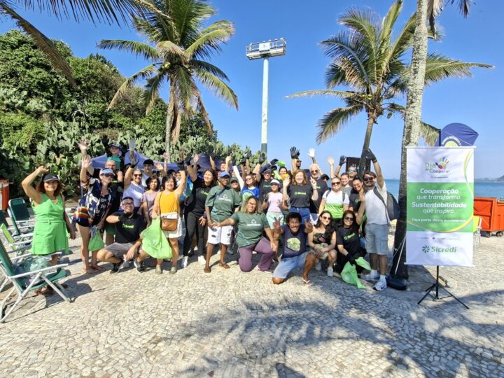 Sicredi Rio mobiliza voluntários em mutirão de limpeza na Praia do Arpoador no Rio de Janeiro