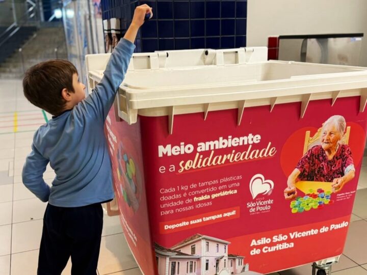 Crianças arrecadam tampinhas para transformar reciclagem em solidariedade em Curitiba