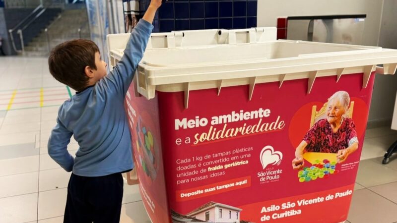 Crianças arrecadam tampinhas para transformar reciclagem em solidariedade em Curitiba