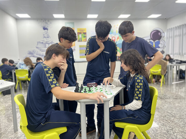Antídoto contra as telas: escolas apostam no xadrez para ensinar estudantes a pensar