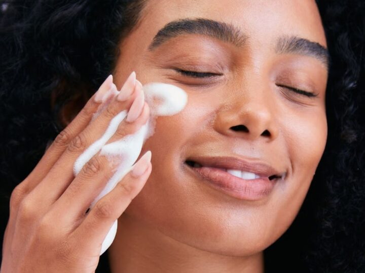 Como preparar a pele para a maquiagem durar em festivais?