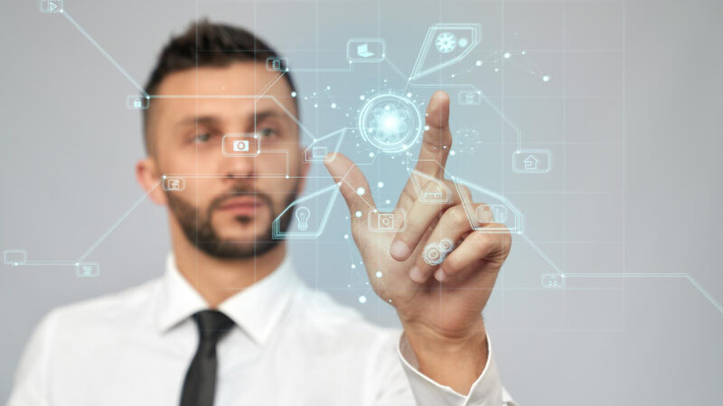 Skill-Hub aplica IA à prospecção e desafia Meta Ads