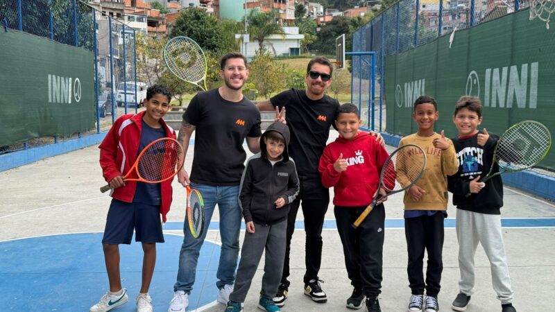 Parceria forma crianças de projeto de tênis em tecnologia