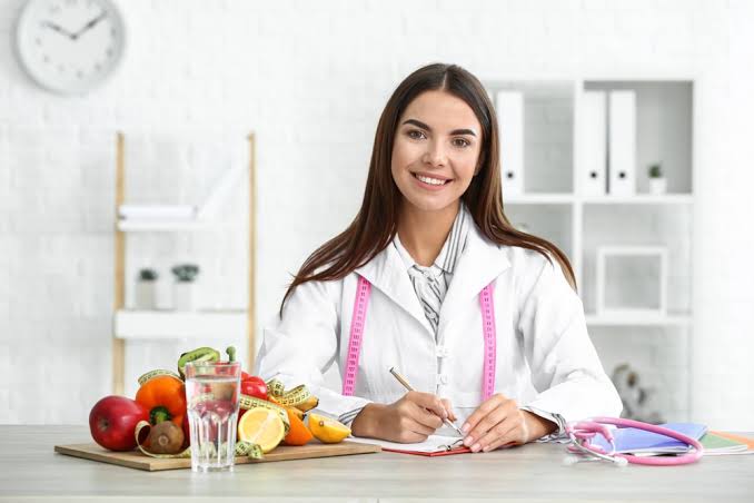 Alimentos industrializados podem fazer parte do plano alimentar? Nutricionista explica como fazer escolhas mais práticas no dia a dia